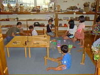 信州八ヶ岳・野辺山高原ペンション森のふぁみりぃのプレイルームで遊んでいる子供たち